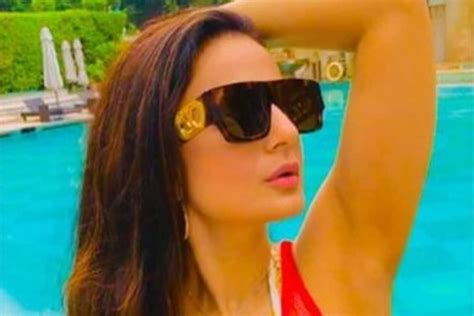 ameesha patel sexy video|Viral video: Ameesha Patel flaunts hot curves in bikini, heats up ...